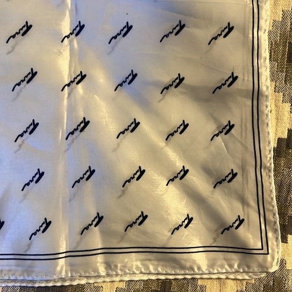 Lot of 3 vintage Tura 20 X 20 scarf - Picture 5 of 8